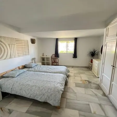 Beautiful Views, Pool & Just 10min To The